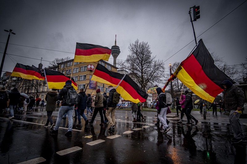 Demonstran memegang spanduk bertuliskan 