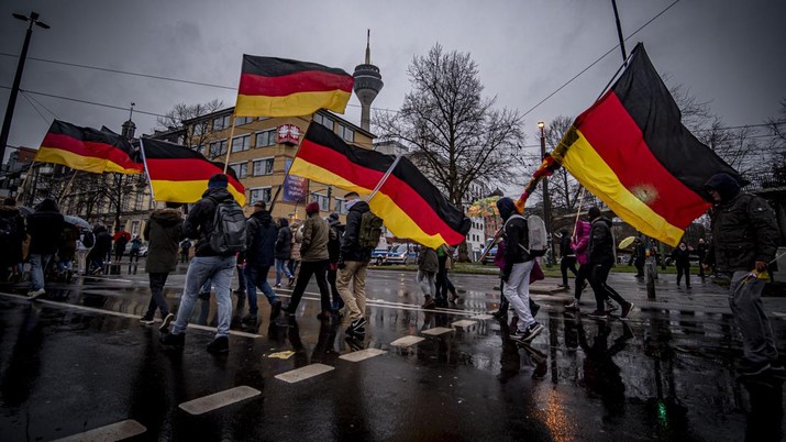 Demo anti vaksin di Jerman. (AP/Hannes P. Albert)