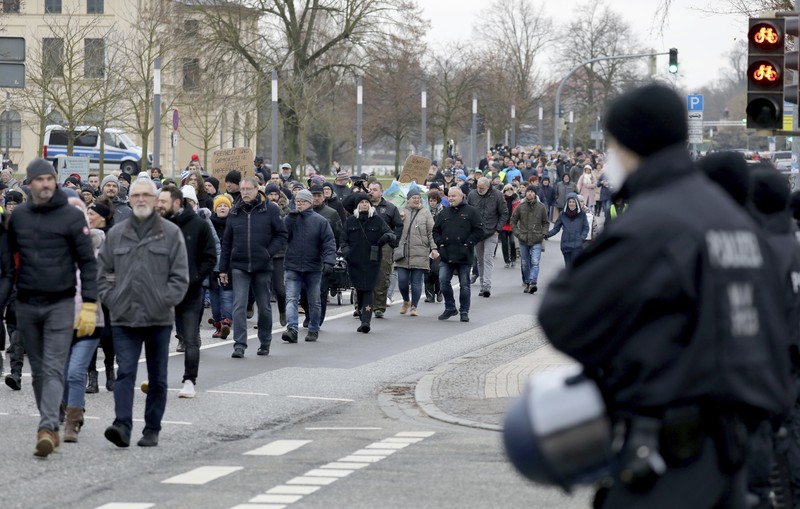 Demonstran memegang spanduk bertuliskan 