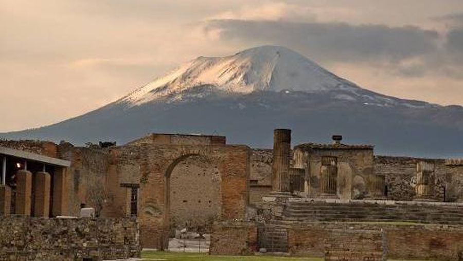 Gunung Vesuvius salah satu temapt wisata di Napoli, Italia. File AP/