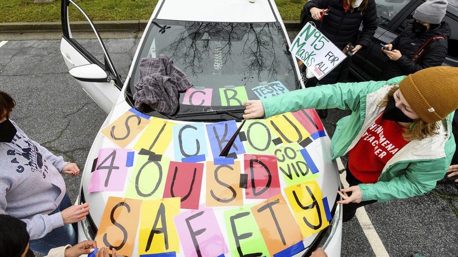 Demonstran memegang spanduk bertuliskan 
