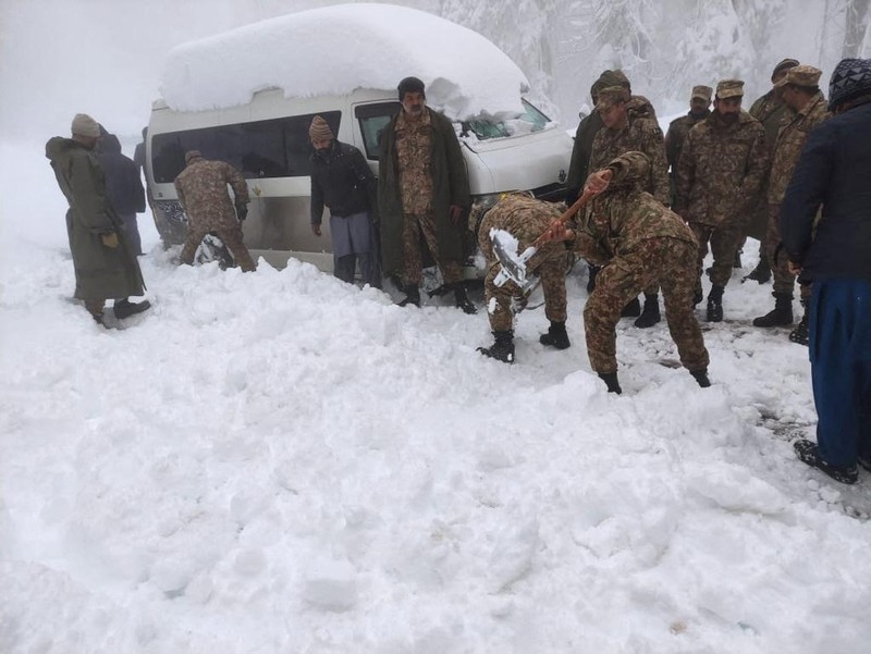 Kendaraan terjebak pohon tumbang di jalan bersalju Murree, timur laut Islamabad, Pakistan, Sabtu (8/1/2022). (via REUTERS/ISPR) Kendaraan terjebak pohon tumbang di jalan bersalju Murree, timur laut Islamabad, Pakistan, Sabtu (8/1/2022). (via REUTERS/ISPR)