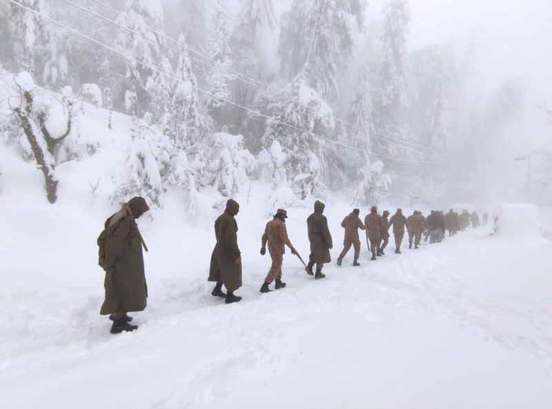 Kendaraan terjebak pohon tumbang di jalan bersalju Murree, timur laut Islamabad, Pakistan, Sabtu (8/1/2022). (via REUTERS/ISPR) Kendaraan terjebak pohon tumbang di jalan bersalju Murree, timur laut Islamabad, Pakistan, Sabtu (8/1/2022). (via REUTERS/ISPR)