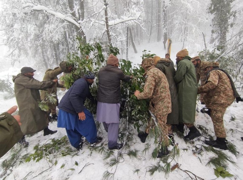 Kendaraan terjebak pohon tumbang di jalan bersalju Murree, timur laut Islamabad, Pakistan, Sabtu (8/1/2022). (via REUTERS/ISPR) Kendaraan terjebak pohon tumbang di jalan bersalju Murree, timur laut Islamabad, Pakistan, Sabtu (8/1/2022). (via REUTERS/ISPR)