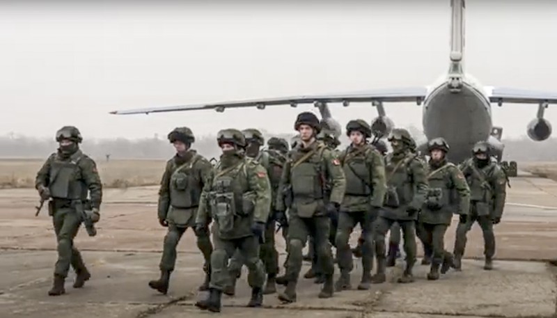 Sejumlah tentara Rusia berdatangan lagi di Bandara Internasional Almaty Kazakhstan pada Minggu (9/1/2022). (AP/Vladimir Tretyakov) Sejumlah tentara Rusia berdatangan lagi di Bandara Internasional Almaty Kazakhstan pada Minggu (9/1/2022). (AP/Vladimir Tretyakov)