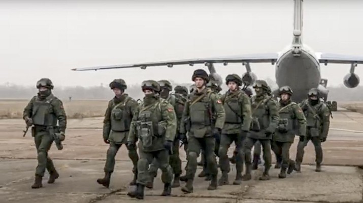 Sejumlah tentara Rusia berdatangan lagi di Bandara Internasional Almaty Kazakhstan pada Minggu (9/1/2022). (AP/Vladimir Tretyakov)