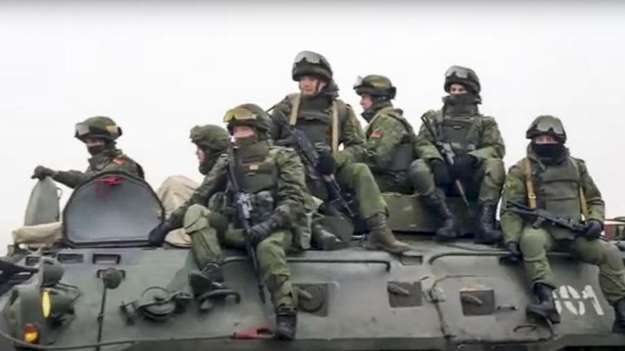 Sejumlah tentara Rusia berdatangan lagi di Bandara Internasional Almaty Kazakhstan pada Minggu (9/1/2022). (AP/Vladimir Tretyakov)