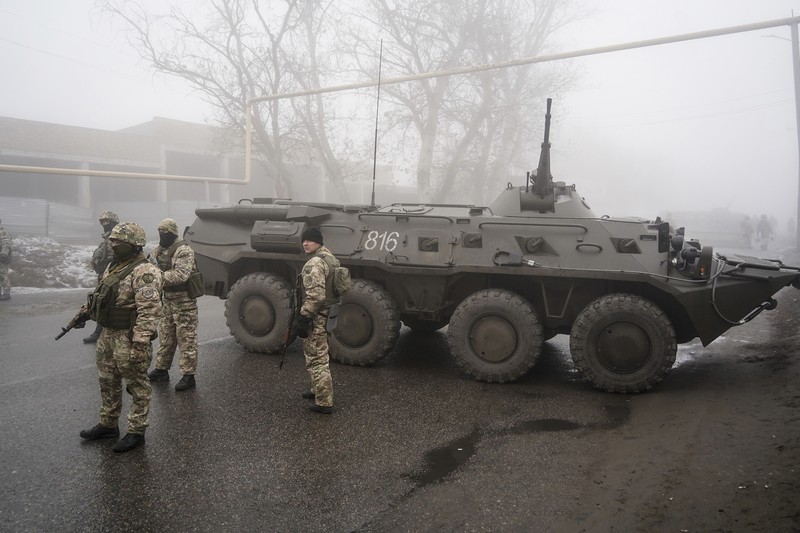 Sejumlah tentara Rusia berdatangan lagi di Bandara Internasional Almaty Kazakhstan pada Minggu (9/1/2022). (AP/Vladimir Tretyakov) Sejumlah tentara Rusia berdatangan lagi di Bandara Internasional Almaty Kazakhstan pada Minggu (9/1/2022). (AP/Vladimir Tretyakov)