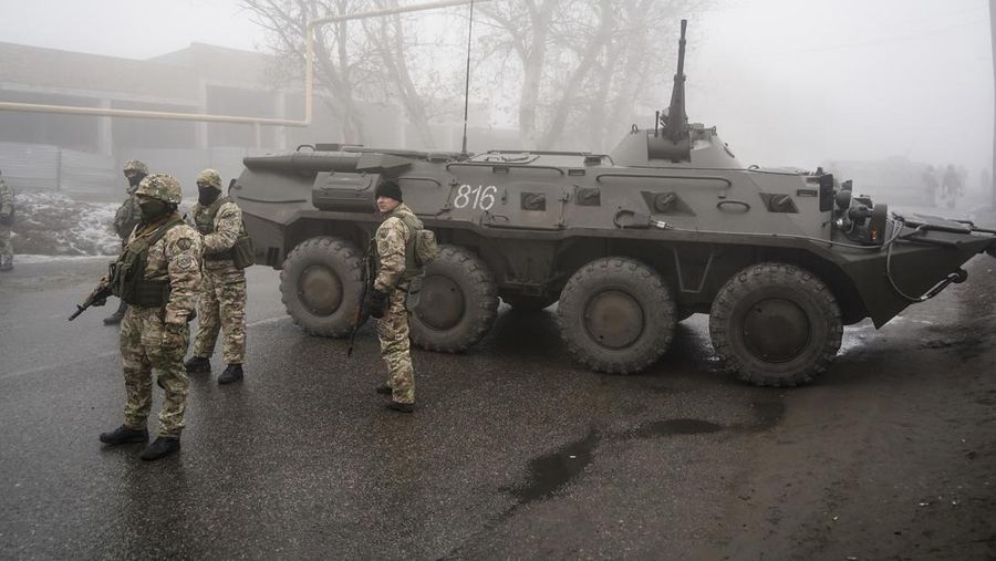 Sejumlah tentara Rusia berdatangan lagi di Bandara Internasional Almaty Kazakhstan pada Minggu (9/1/2022). (AP/Vladimir Tretyakov)