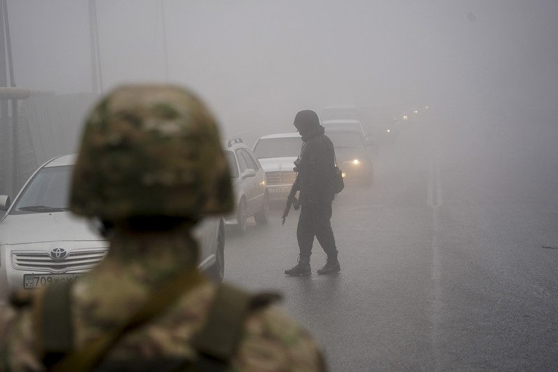 Sejumlah tentara Rusia berdatangan lagi di Bandara Internasional Almaty Kazakhstan pada Minggu (9/1/2022). (AP/Vladimir Tretyakov) Sejumlah tentara Rusia berdatangan lagi di Bandara Internasional Almaty Kazakhstan pada Minggu (9/1/2022). (AP/Vladimir Tretyakov)