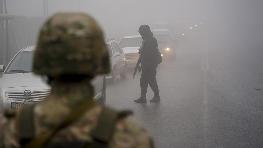 Sejumlah tentara Rusia berdatangan lagi di Bandara Internasional Almaty Kazakhstan pada Minggu (9/1/2022). (AP/Vladimir Tretyakov)