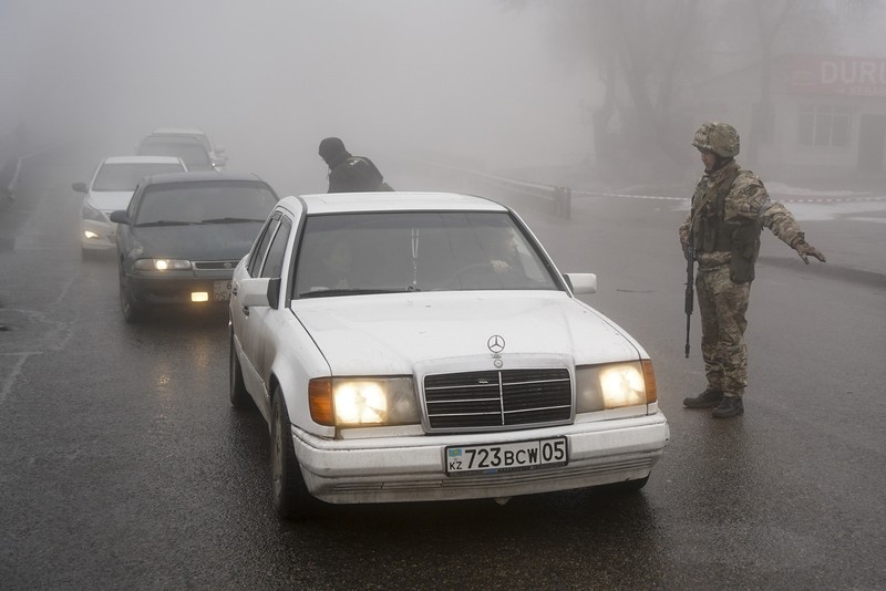 Sejumlah tentara Rusia berdatangan lagi di Bandara Internasional Almaty Kazakhstan pada Minggu (9/1/2022). (AP/Vladimir Tretyakov) Sejumlah tentara Rusia berdatangan lagi di Bandara Internasional Almaty Kazakhstan pada Minggu (9/1/2022). (AP/Vladimir Tretyakov)