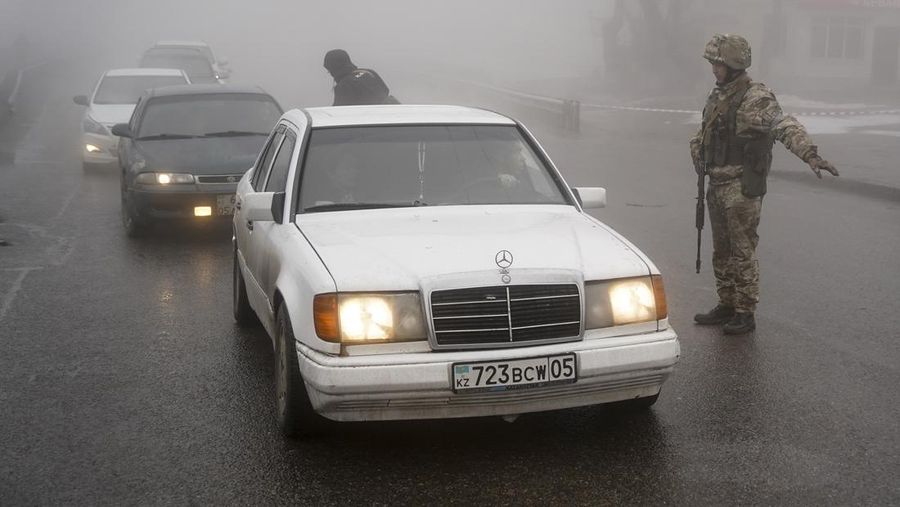 Sejumlah tentara Rusia berdatangan lagi di Bandara Internasional Almaty Kazakhstan pada Minggu (9/1/2022). (AP/Vladimir Tretyakov)