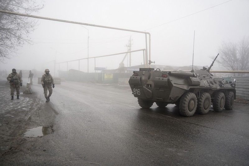 Sejumlah tentara Rusia berdatangan lagi di Bandara Internasional Almaty Kazakhstan pada Minggu (9/1/2022). (AP/Vladimir Tretyakov) Sejumlah tentara Rusia berdatangan lagi di Bandara Internasional Almaty Kazakhstan pada Minggu (9/1/2022). (AP/Vladimir Tretyakov)