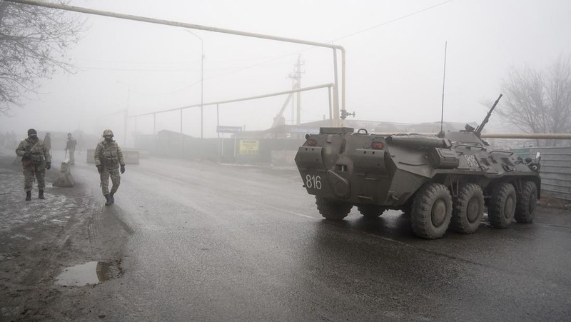 Sejumlah tentara Rusia berdatangan lagi di Bandara Internasional Almaty Kazakhstan pada Minggu (9/1/2022). (AP/Vladimir Tretyakov)
