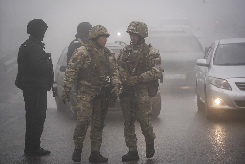 Sejumlah tentara Rusia berdatangan lagi di Bandara Internasional Almaty Kazakhstan pada Minggu (9/1/2022). (AP/Vladimir Tretyakov) Sejumlah tentara Rusia berdatangan lagi di Bandara Internasional Almaty Kazakhstan pada Minggu (9/1/2022). (AP/Vladimir Tretyakov)