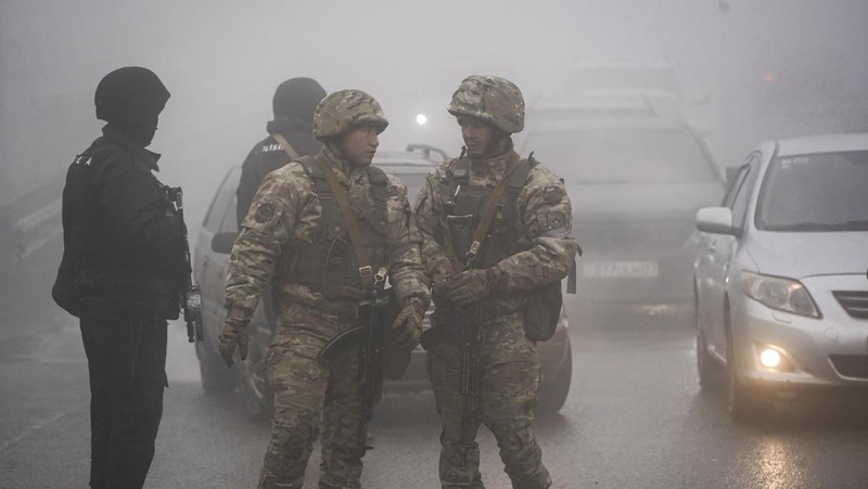 Sejumlah tentara Rusia berdatangan lagi di Bandara Internasional Almaty Kazakhstan pada Minggu (9/1/2022). (AP/Vladimir Tretyakov)