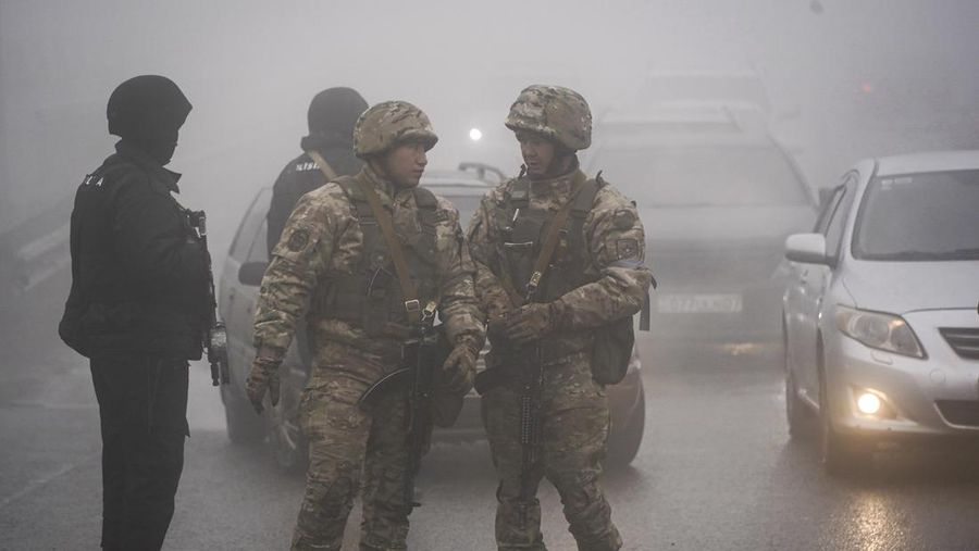 Sejumlah tentara Rusia berdatangan lagi di Bandara Internasional Almaty Kazakhstan pada Minggu (9/1/2022). (AP/Vladimir Tretyakov)