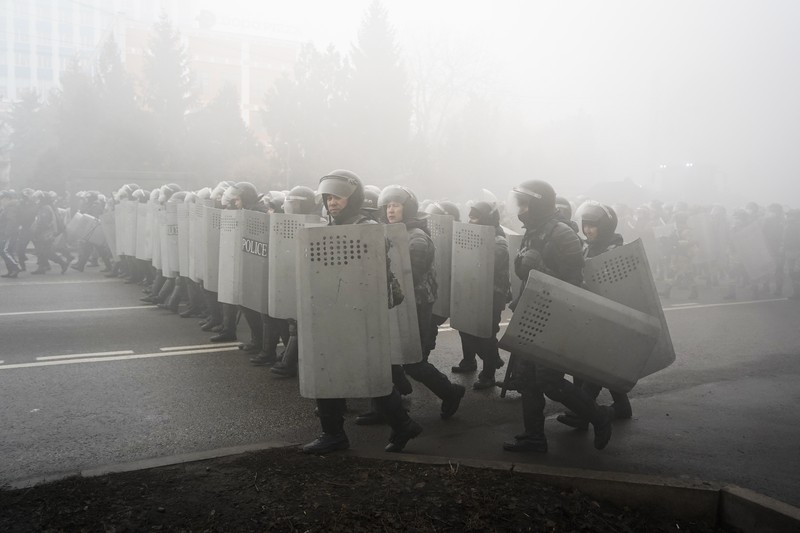 Sejumlah tentara Rusia berdatangan lagi di Bandara Internasional Almaty Kazakhstan pada Minggu (9/1/2022). (AP/Vladimir Tretyakov)