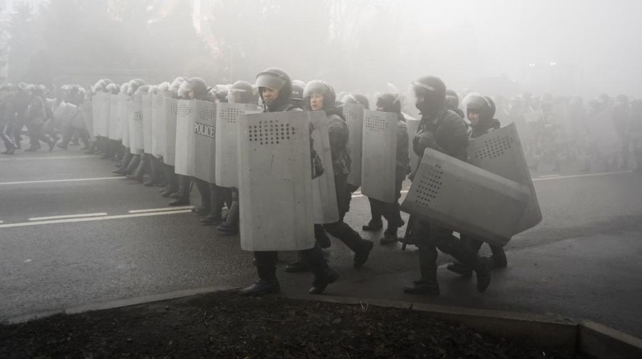 Sejumlah tentara Rusia berdatangan lagi di Bandara Internasional Almaty Kazakhstan pada Minggu (9/1/2022). (AP/Vladimir Tretyakov)