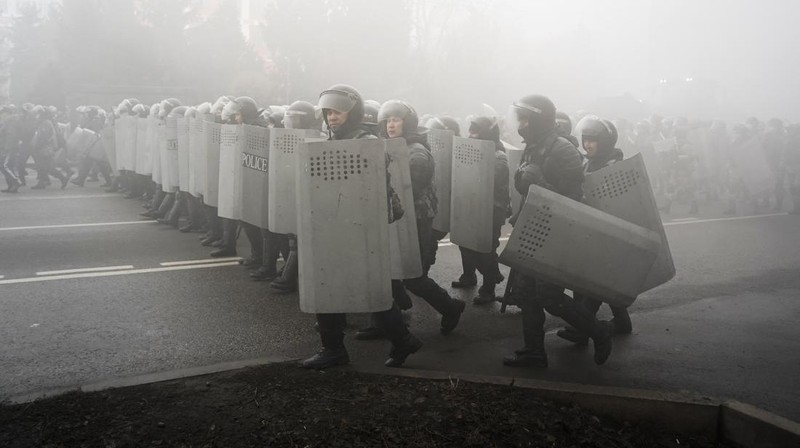 Sejumlah tentara Rusia berdatangan lagi di Bandara Internasional Almaty Kazakhstan pada Minggu (9/1/2022). (AP/Vladimir Tretyakov)