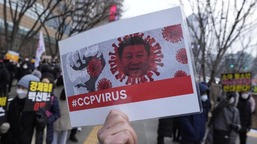 Demonstran memegang spanduk bertuliskan 