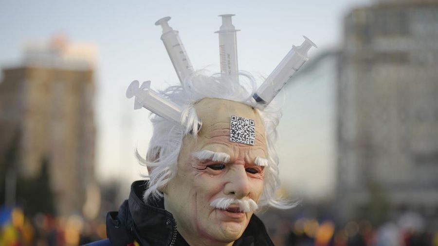 Demonstran memegang spanduk bertuliskan 