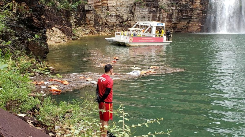 Tim penyelamat termasuk regu selam dan anggota Angkatan Laut Brasil bergegas ke Danau Furnas di negara bagian Minas Gerais. (Tangkapan layar SCREENGRAB V4GN3R/TWITTER)