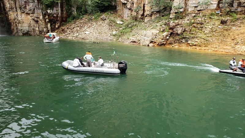 Tim penyelamat termasuk regu selam dan anggota Angkatan Laut Brasil bergegas ke Danau Furnas di negara bagian Minas Gerais. (Tangkapan layar SCREENGRAB V4GN3R/TWITTER)