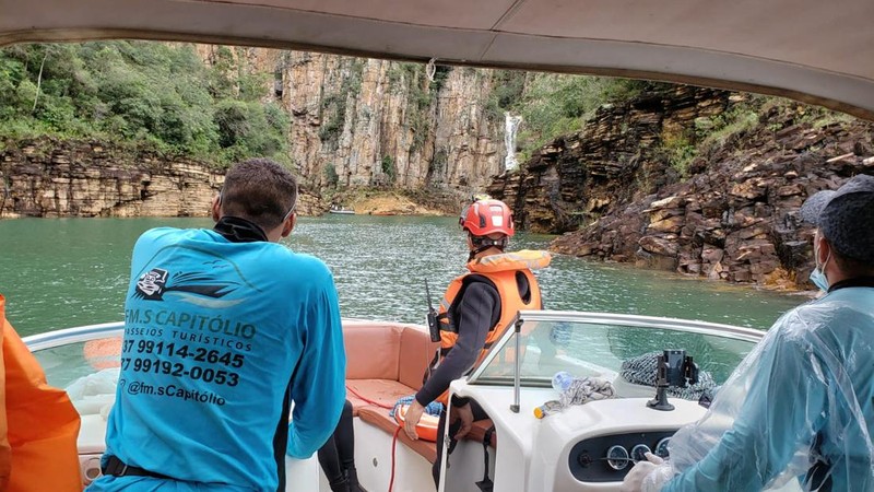 Tim penyelamat termasuk regu selam dan anggota Angkatan Laut Brasil bergegas ke Danau Furnas di negara bagian Minas Gerais. (Tangkapan layar SCREENGRAB V4GN3R/TWITTER)