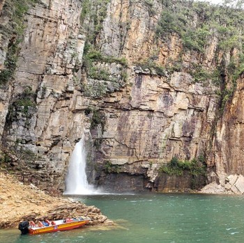 Mengerikan! Tebing Batu Tiba-Tiba Ambruk, 6 Wisatawan Tewas