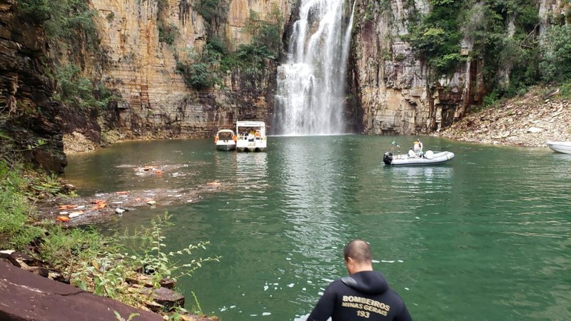 Tim penyelamat termasuk regu selam dan anggota Angkatan Laut Brasil bergegas ke Danau Furnas di negara bagian Minas Gerais. (Tangkapan layar SCREENGRAB V4GN3R/TWITTER)