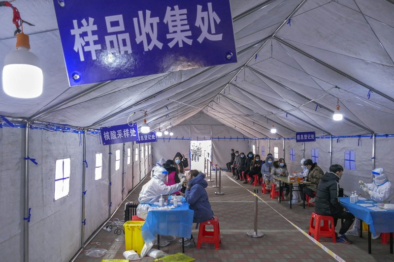 Tes massal virus Omicron di tengah lonjakan di China. (REUTERS/TYRONE SIU)