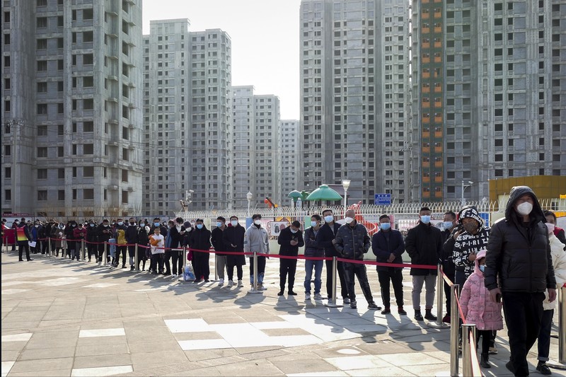 Tes massal virus Omicron di tengah lonjakan di China. (REUTERS/TYRONE SIU)