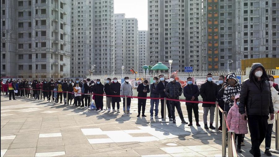 Tes massal virus Omicron di tengah lonjakan di China. (REUTERS/TYRONE SIU)