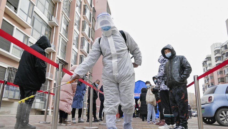 Tes massal virus Omicron di tengah lonjakan di China. (REUTERS/TYRONE SIU)