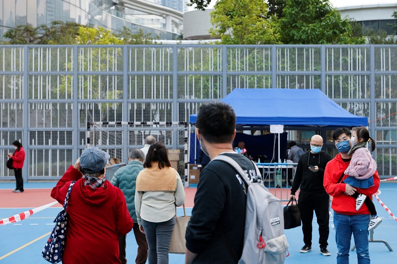 Tes massal virus Omicron di tengah lonjakan di China. (REUTERS/TYRONE SIU) Tes massal virus Omicron di tengah lonjakan di China. (REUTERS/TYRONE SIU)