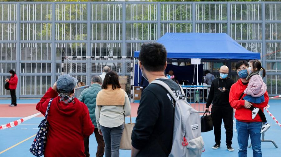 Tes massal virus Omicron di tengah lonjakan di China. (REUTERS/TYRONE SIU)