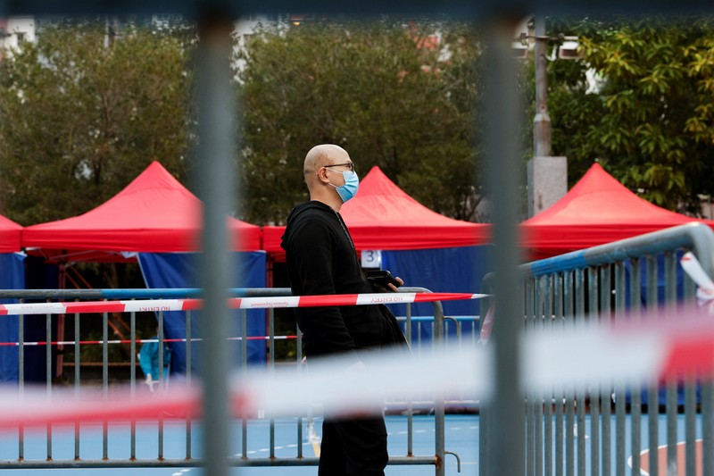 Tes massal virus Omicron di tengah lonjakan di China. (REUTERS/TYRONE SIU)