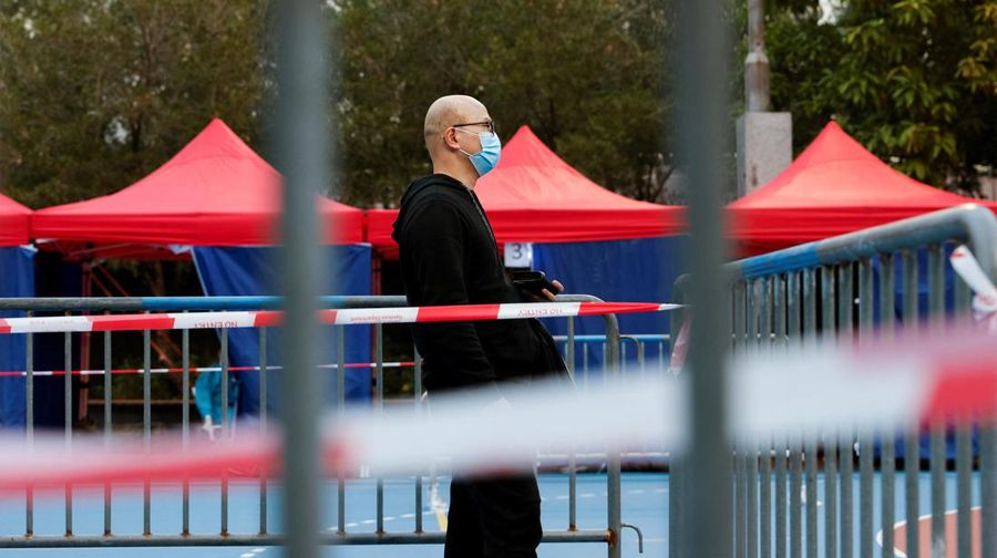 Tes massal virus Omicron di tengah lonjakan di China. (REUTERS/TYRONE SIU)