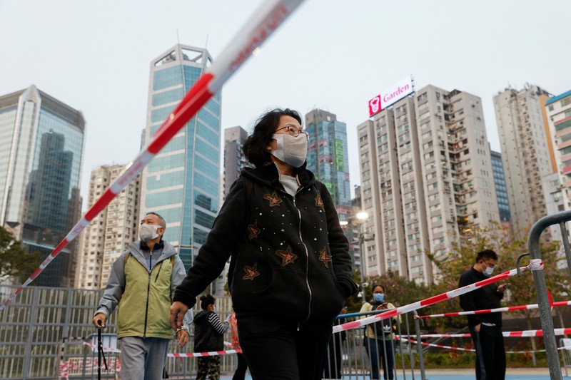 Tes massal virus Omicron di tengah lonjakan di China. (REUTERS/TYRONE SIU) Tes massal virus Omicron di tengah lonjakan di China. (REUTERS/TYRONE SIU)