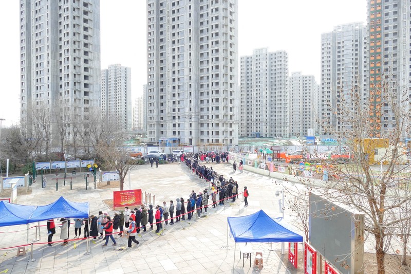 Tes massal virus Omicron di tengah lonjakan di China. (REUTERS/TYRONE SIU) Tes massal virus Omicron di tengah lonjakan di China. (REUTERS/TYRONE SIU)