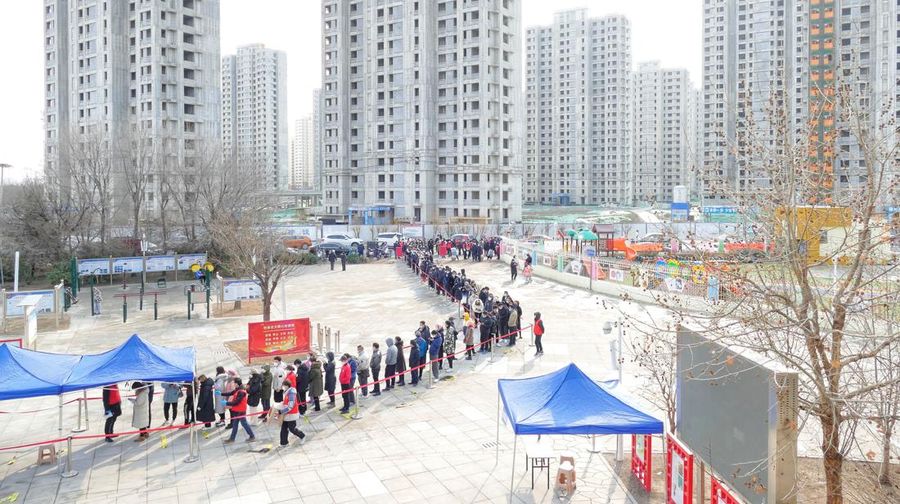 Tes massal virus Omicron di tengah lonjakan di China. (REUTERS/TYRONE SIU)