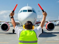 Jadi 'Tukang Parkir' Pesawat Tak Perlu Sarjana, Segini Gajinya