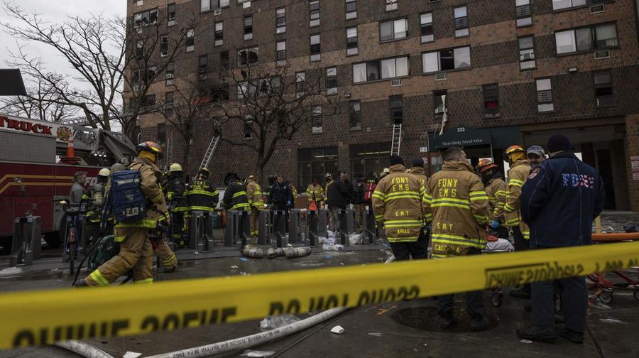 Kebakaran apartemen di New York City menewaskan 19 orang. (via REUTERS/Tanisha Ashe)