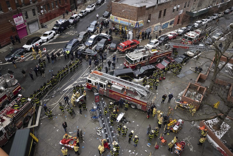 Kebakaran apartemen di New York City menewaskan 19 orang. (via REUTERS/Tanisha Ashe)