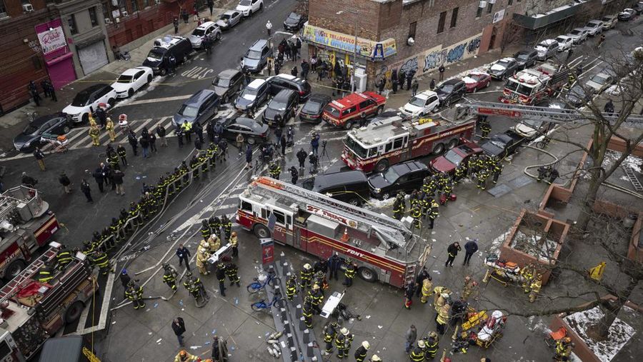 Kebakaran apartemen di New York City menewaskan 19 orang. (via REUTERS/Tanisha Ashe)