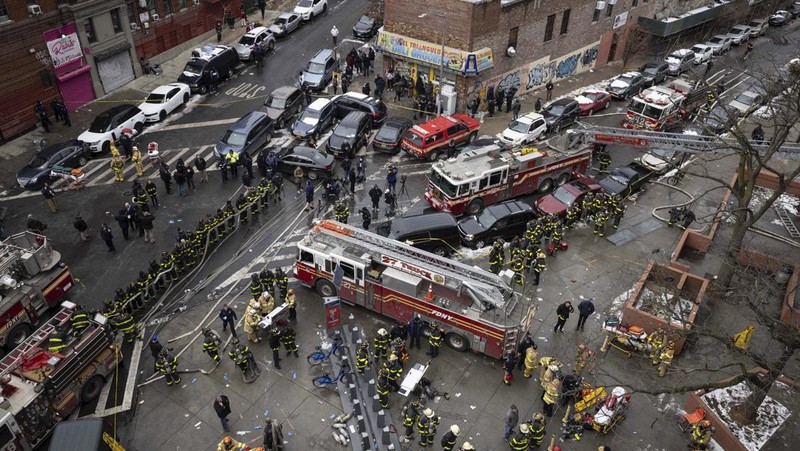 Kebakaran apartemen di New York City menewaskan 19 orang. (via REUTERS/Tanisha Ashe)