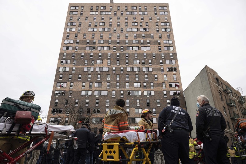Kebakaran apartemen di New York City menewaskan 19 orang. (via REUTERS/Tanisha Ashe) Kebakaran apartemen di New York City menewaskan 19 orang. (via REUTERS/Tanisha Ashe)