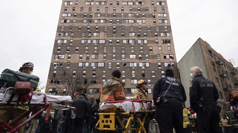 Kebakaran apartemen di New York City menewaskan 19 orang. (via REUTERS/Tanisha Ashe)